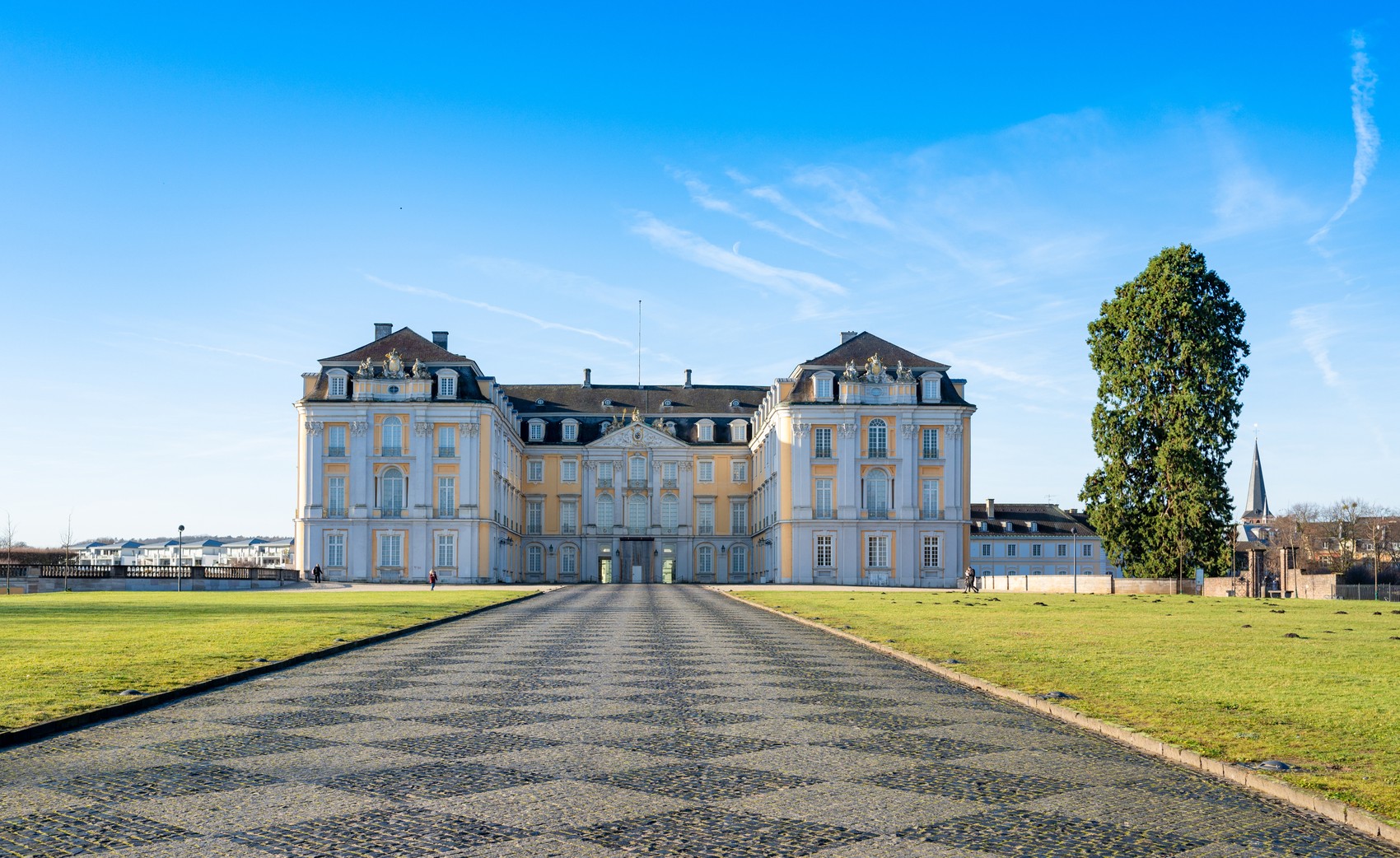 Sie suchen nach einem Immobilienmakler für Brühl, der Ihr Haus oder Wohnung sicher verkaufen kann?