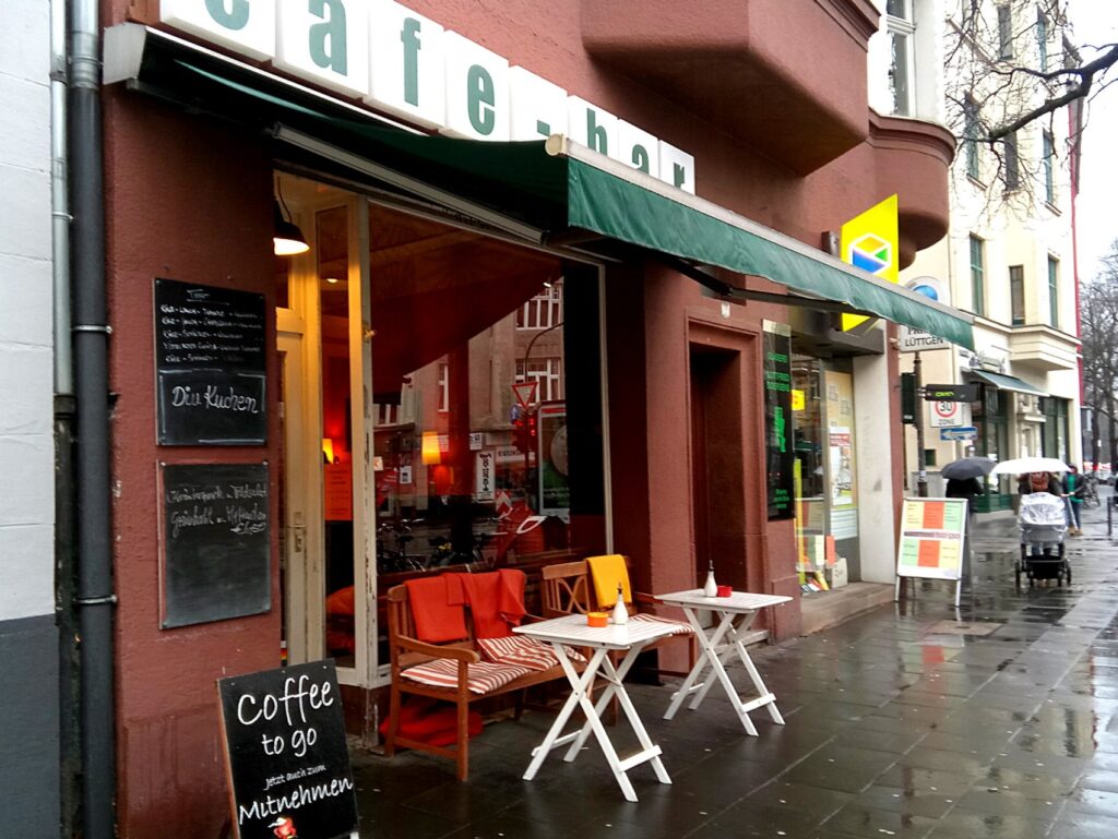 Fast an jeder Straßenecke befindet sich eine Restauration, in der Kaffee ausgeschenkt wird und man sich zwischen den süßen Leckereien entscheiden muss.