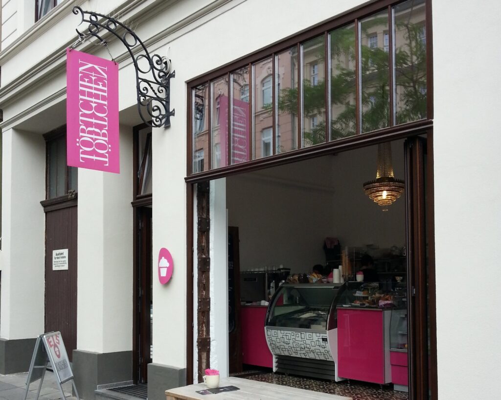 Fast an jeder Straßenecke befindet sich eine Restauration, in der Kaffee ausgeschenkt wird und man sich zwischen den süßen Leckereien entscheiden muss.