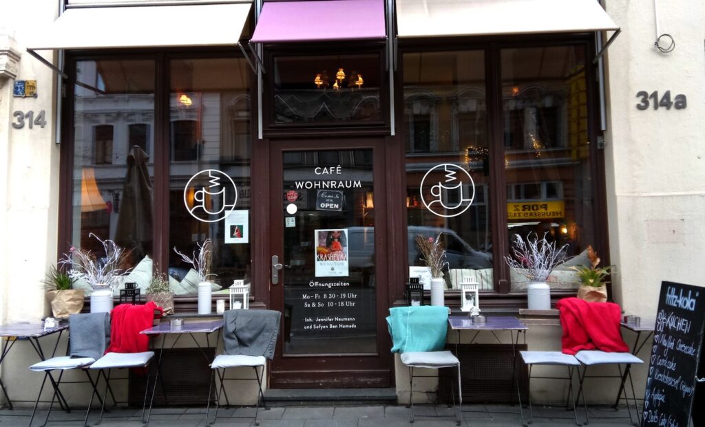 Fast an jeder Straßenecke befindet sich eine Restauration, in der Kaffee ausgeschenkt wird und man sich zwischen den süßen Leckereien entscheiden muss.