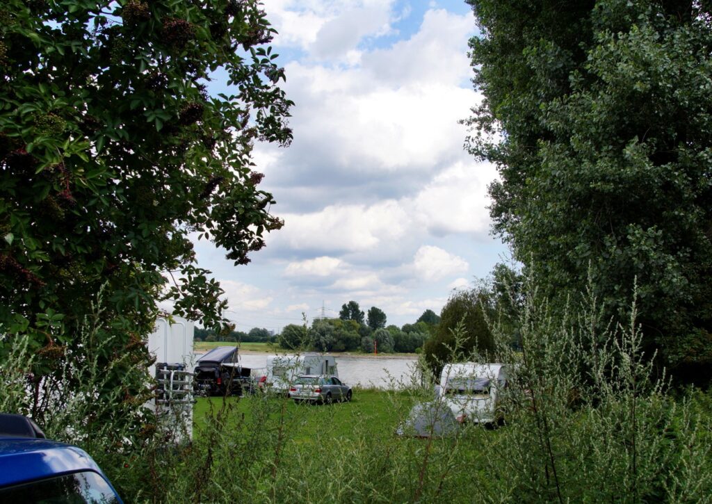 Im Norden von Köln liegt ein Gebiet, das ist so schön, dass es dort sogar einen Campingplatz gibt. Der kleine Campingplatz in Kasselberg ist ein Phänomen.