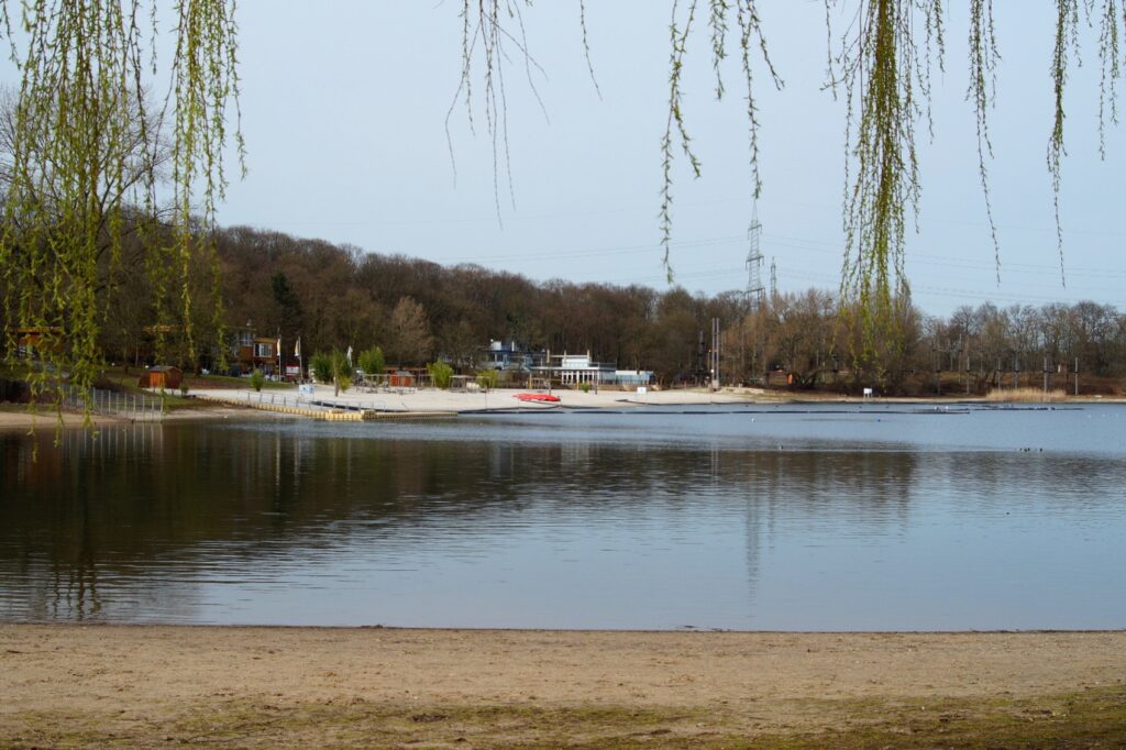 Zwischen Köln Seeberg und Fühlingen gelegen, müsste eigentlich Fühlinger Seenplatte heißen, denn es handelt sich um sieben miteinander verbundene Seen.