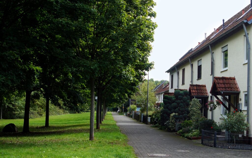 Wir beginnen mit unserem Spaziergang in einem der neusten Stadtteile Kölns. Nördlich von Chorweiler liegt Köln Blumenberg, das erst 1986 gebaut wurde.