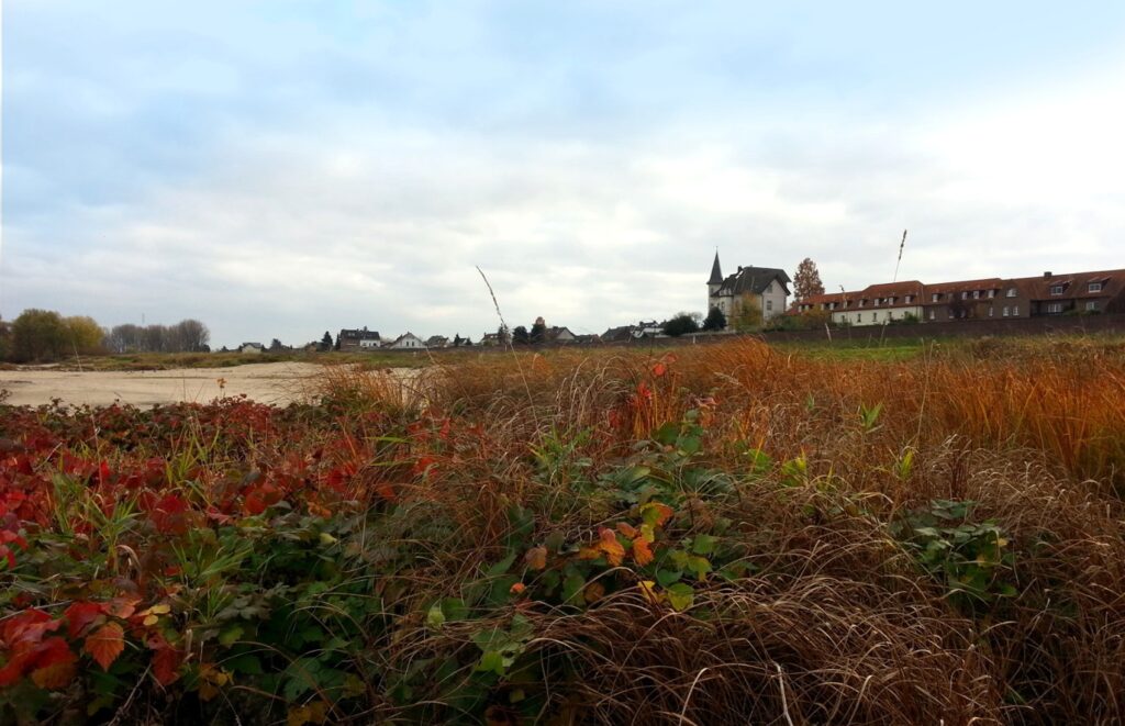 Wir beginnen mit unserem Spaziergang in einem der neusten Stadtteile Kölns. Nördlich von Chorweiler liegt Köln Blumenberg, das erst 1986 gebaut wurde.
