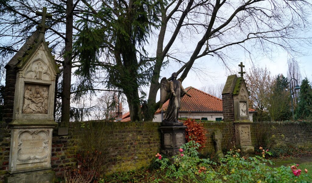 Der Stadtteil Esch/Auweiler im Nordwesten gehört seit 1975 zu Köln. Schon früher, vor rund tausend Jahren, bestand eine enge Beziehung zur Stadt.