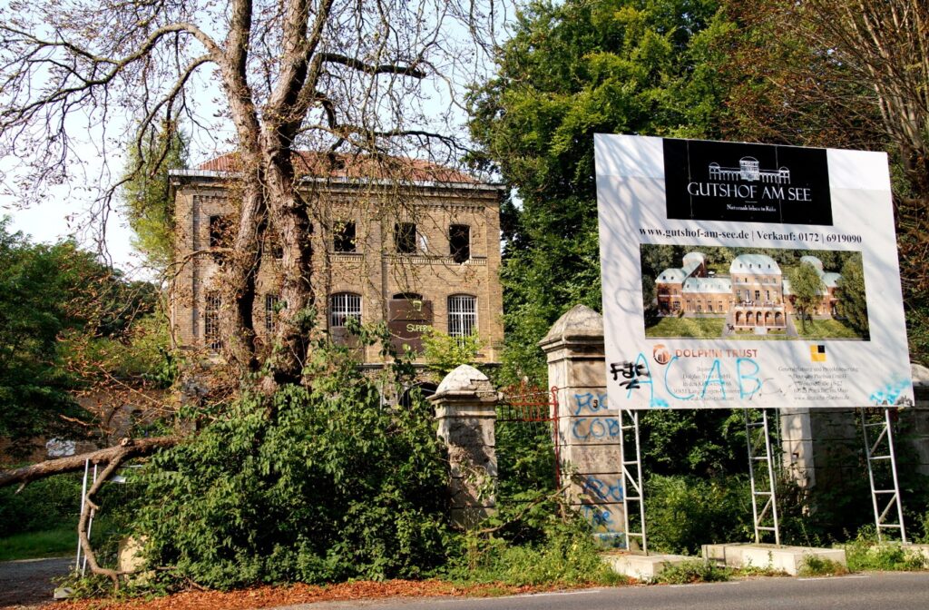 Zwischen Chorweiler und Fühlingen liegt direkt an der Neusser Landstraße ein großartiges altes Haus. Seit 2004 ist die Restaurierung geplant ist.