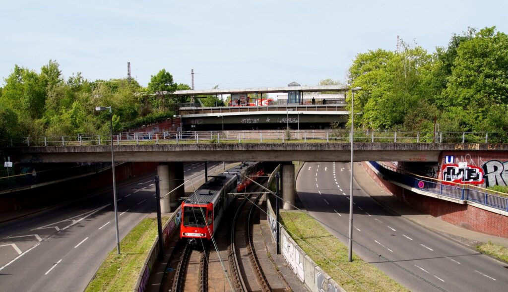 Fast schien beschlossen, dass Parkanlagen und Radweg bis zum Rhein die Bestimmung dieses Geländes sein sollte, doch nun gibt es weitere Aufruhen.