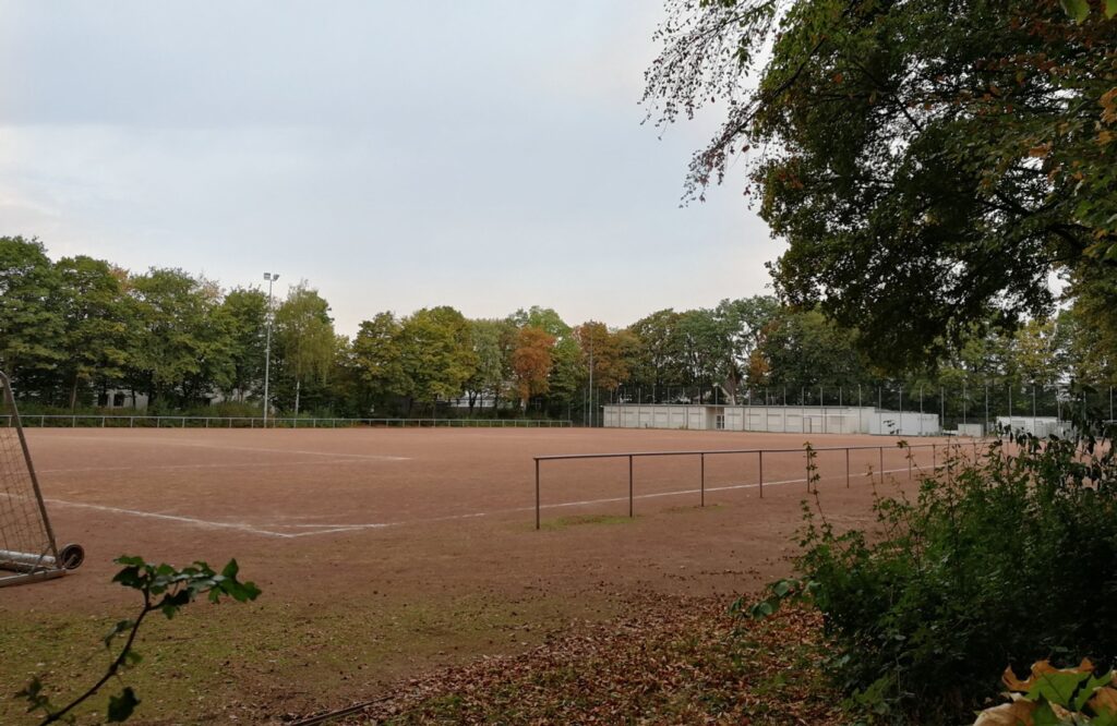 Köln Heimersdorf liegt im Norden der Stadt, angrenzend an die Stadtteile Longerich, Seeberg, Lindweiler, Volkhoven/Weiler und Chorweiler.