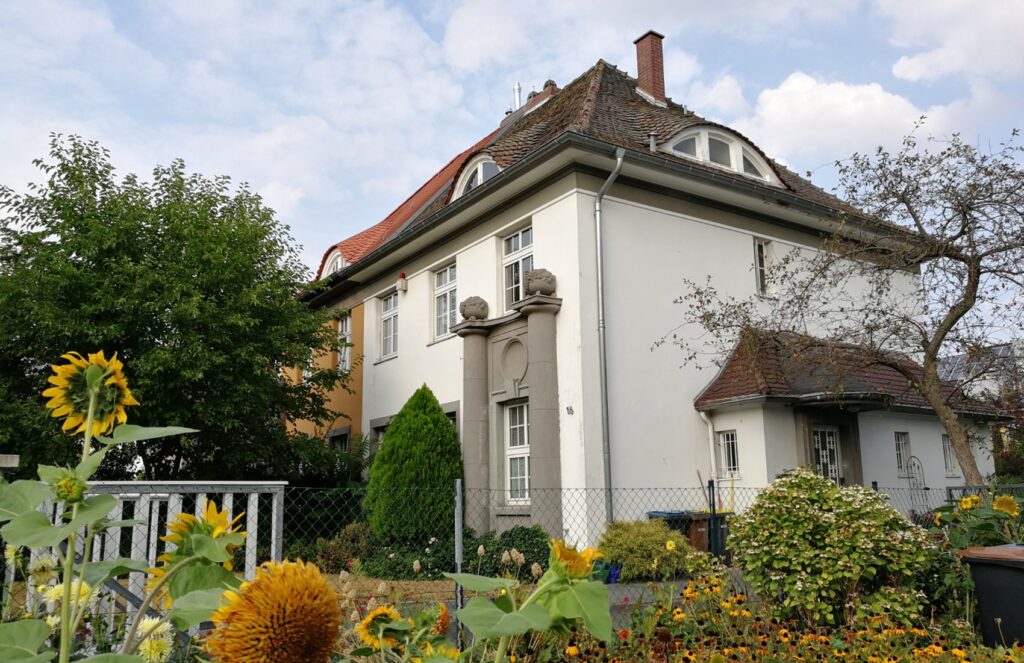 Die alte Ortschaft Riehl existierte wohl schon seit der Römerzeit, als die heutige Niehler Straße nach Dormagen gebaut wurde.