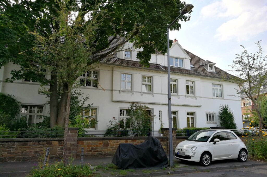 Die alte Ortschaft Riehl existierte wohl schon seit der Römerzeit, als die heutige Niehler Straße nach Dormagen gebaut wurde.