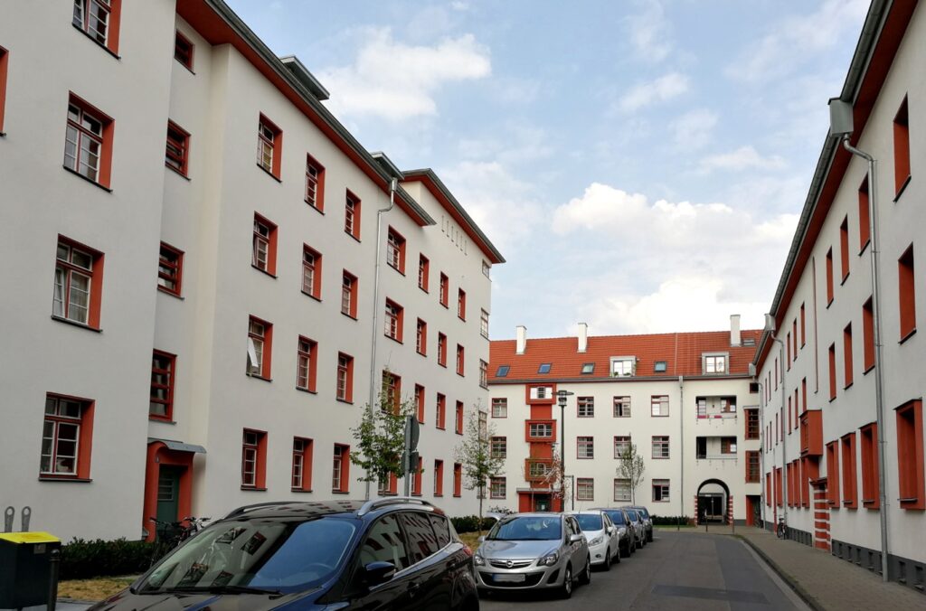 Die alte Ortschaft Riehl existierte wohl schon seit der Römerzeit, als die heutige Niehler Straße nach Dormagen gebaut wurde.