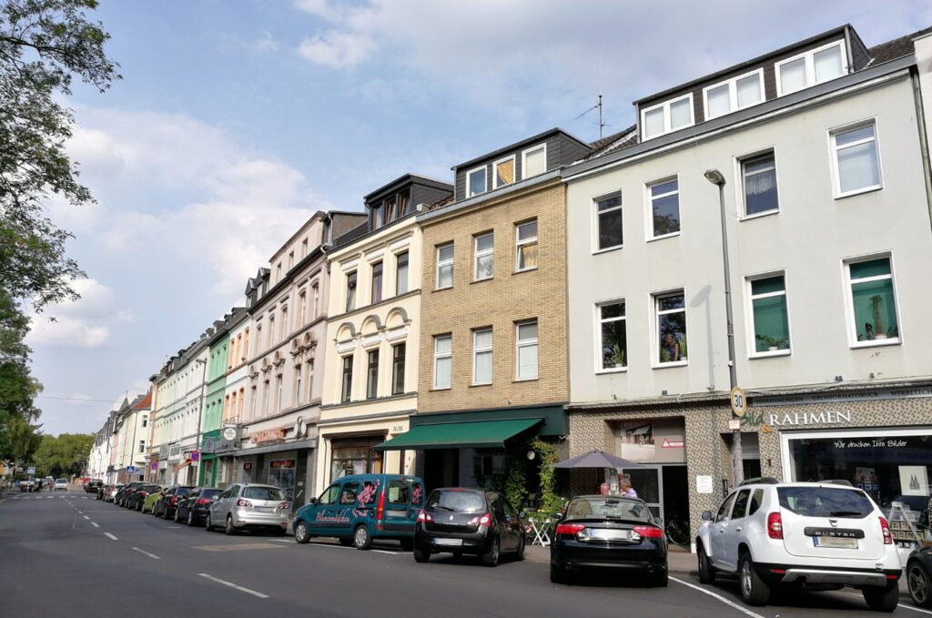 Die alte Ortschaft Riehl existierte wohl schon seit der Römerzeit, als die heutige Niehler Straße nach Dormagen gebaut wurde.