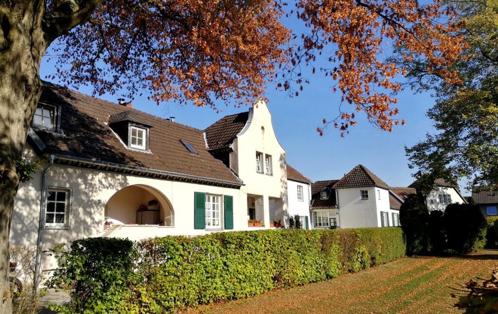 Wer an der Jesuitenstraße in die Pallenbergstraße einbiegt, vermutet noch nicht, dass er bald ein wirklich idyllisches Fleckchen Wohngeschichte erblickt.