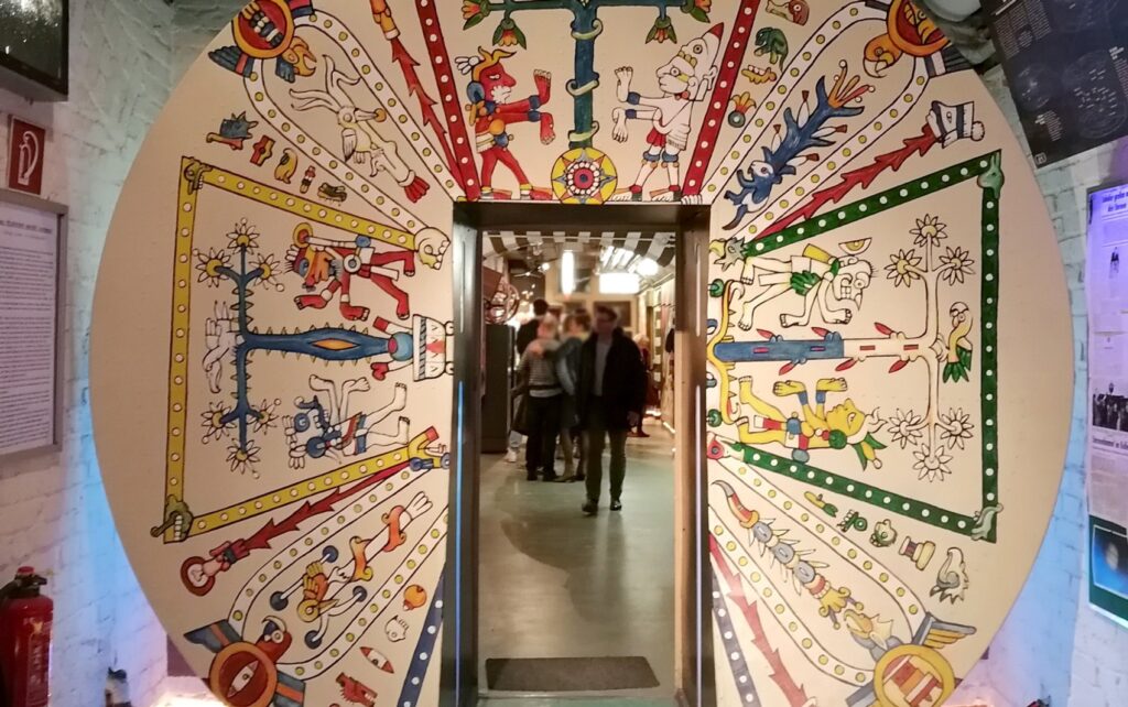 Im Gebäude des Leonardo-da-Vinci-Gymnasiums (den meisten Nippesern als Blüchergymnasium bekannt) befindet sich das Planetarium Köln Nippes.
