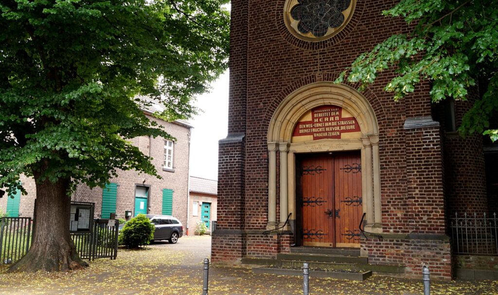 Roggendorf/Thenhoven ist flächenmäßig der zweitgrößte Stadtteil Kölns, weil weite Flächen und Teile des Waldgebietes Chorbusch dazu gehören.