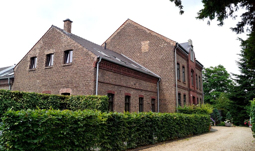 Roggendorf/Thenhoven ist flächenmäßig der zweitgrößte Stadtteil Kölns, weil weite Flächen und Teile des Waldgebietes Chorbusch dazu gehören.