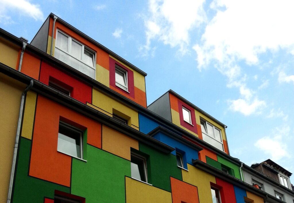 Weiter südlich kann man noch eine Kölner Sehenswürdigkeit erkunden, nämlich das Haus an der Ecke Escher Straße und Kleine Hartwichstraße.