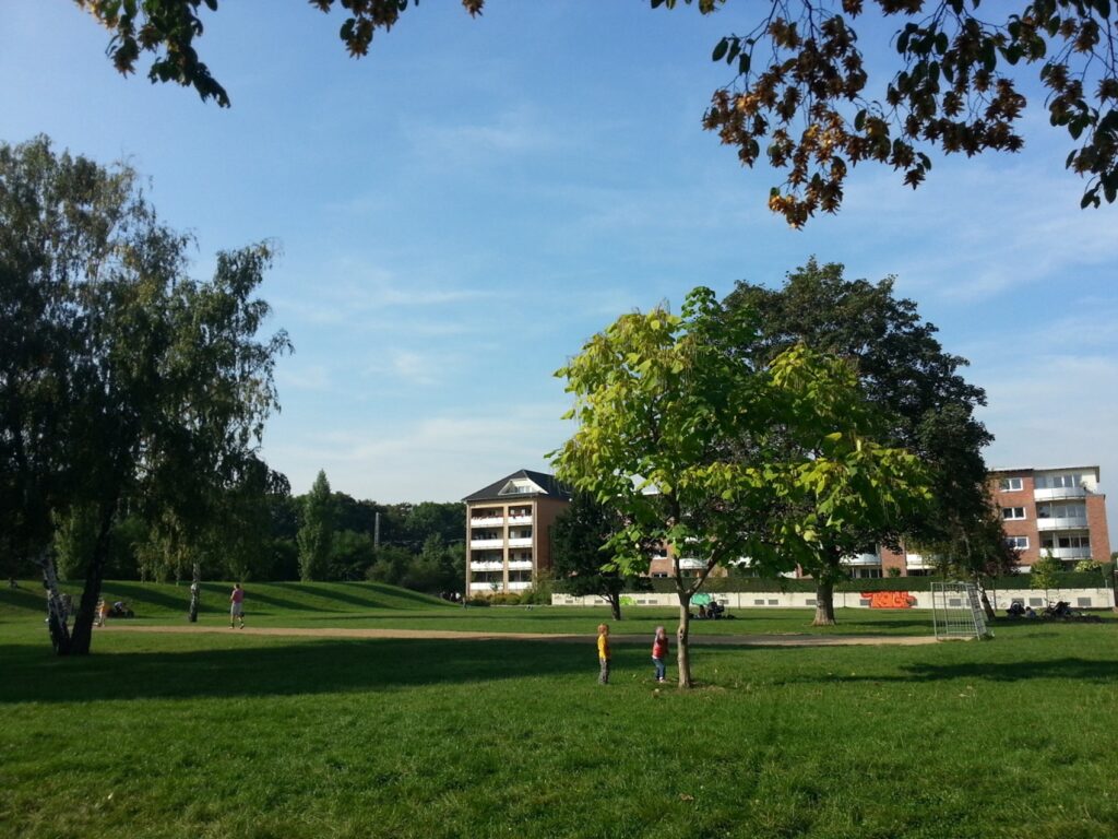 Weiter südlich kann man noch eine Kölner Sehenswürdigkeit erkunden, nämlich das Haus an der Ecke Escher Straße und Kleine Hartwichstraße.