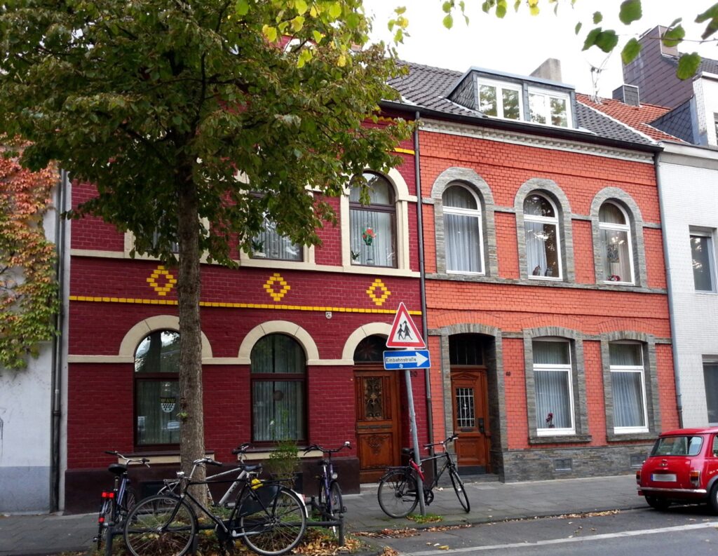 Weiter südlich kann man noch eine Kölner Sehenswürdigkeit erkunden, nämlich das Haus an der Ecke Escher Straße und Kleine Hartwichstraße.