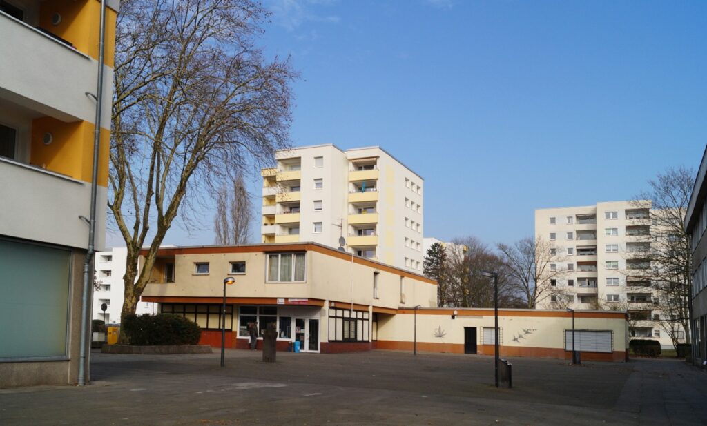 Alt-Seeberg wurde Ende der 1950er Jahre erbaut und bildet den Süden des Stadtteils, begrenzt durch die A 1 und die Mercatorstraße.