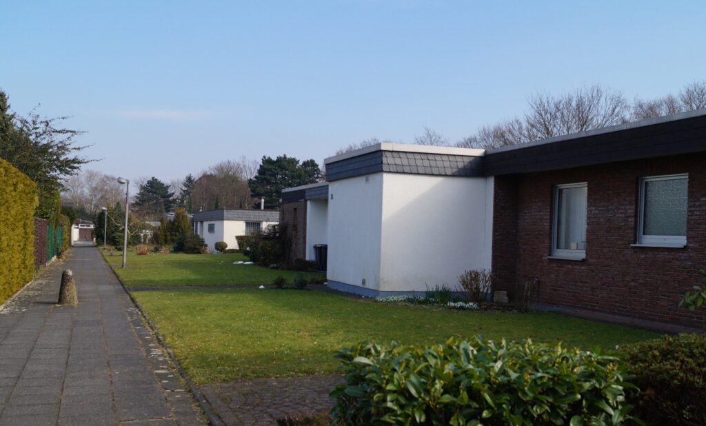 Alt-Seeberg wurde Ende der 1950er Jahre erbaut und bildet den Süden des Stadtteils, begrenzt durch die A 1 und die Mercatorstraße.