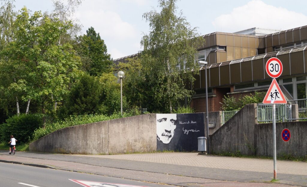 Unser erster Sportverein ist der DJK Wiking Köln 1965 e.V. Sein Angebot ist riesig: Basketball, Volleyball, Kampfsport, Yoga sind nur einige Sportarten.