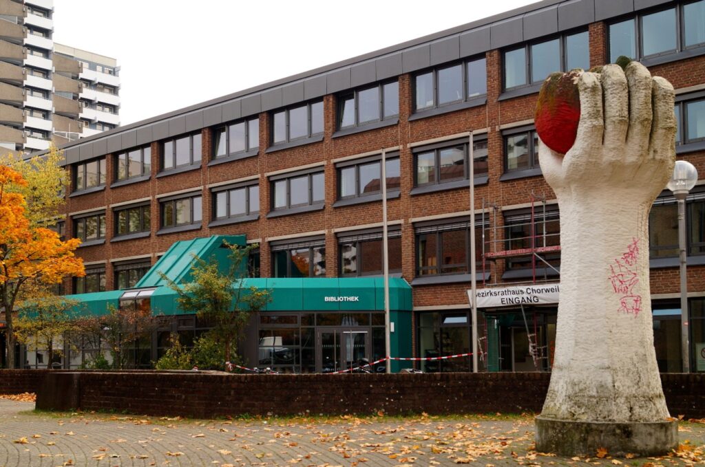 Für den 11. Januar 2017 ist die Neueröffnung der Stadtteilbibliothek Chorweiler geplant, dann steht den Bürgern wieder der gesamte Bestand zur Verfügung.