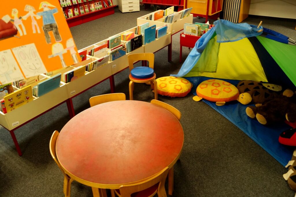 Für den 11. Januar 2017 ist die Neueröffnung der Stadtteilbibliothek Chorweiler geplant, dann steht den Bürgern wieder der gesamte Bestand zur Verfügung.