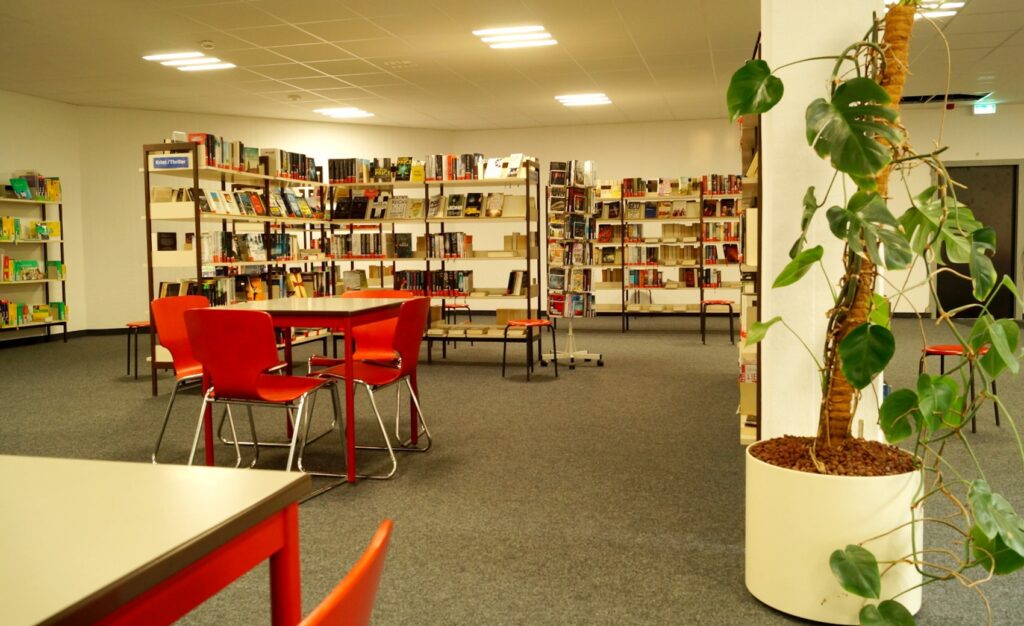 Für den 11. Januar 2017 ist die Neueröffnung der Stadtteilbibliothek Chorweiler geplant, dann steht den Bürgern wieder der gesamte Bestand zur Verfügung.