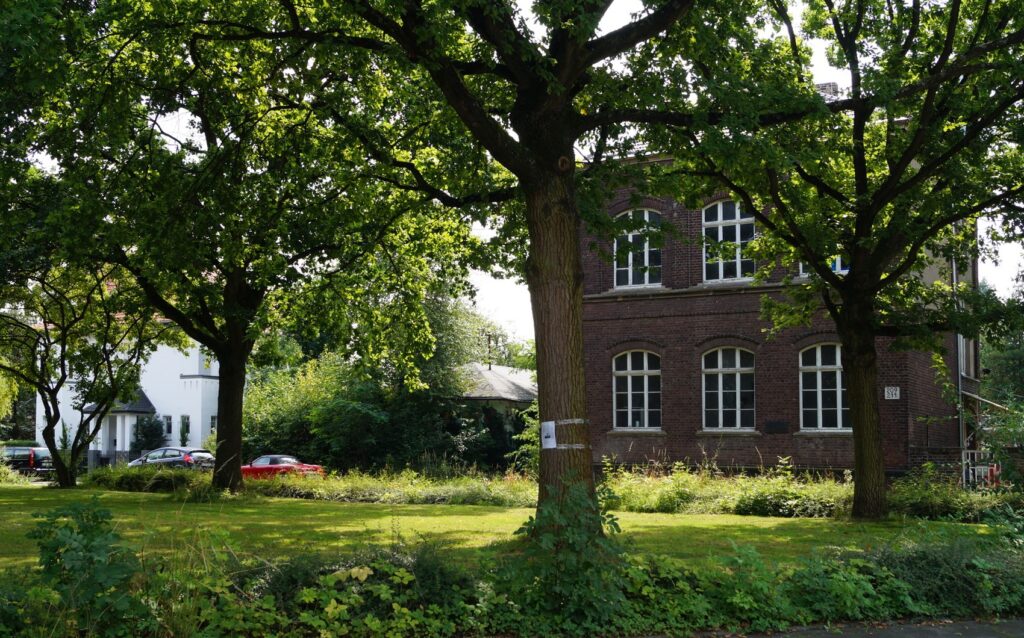 Beide Teile sind baulich ähnlich, mit sehr alten Häusern und Höfen und dazwischen vielen Neubauten aus den letzten Jahrzehnten.