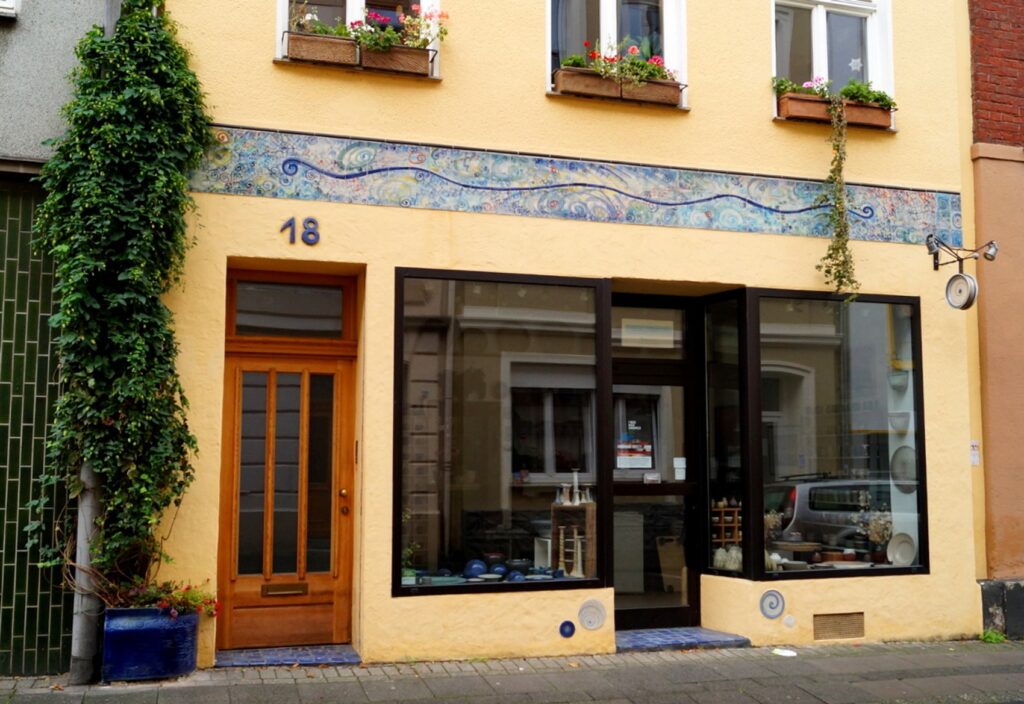 Die bekannteste weihnachtliche Veranstaltung in Nippes ist der Nikolausmarkt auf dem Schillplatz. Er findet in diesem Jahr zum 15. Mal statt.