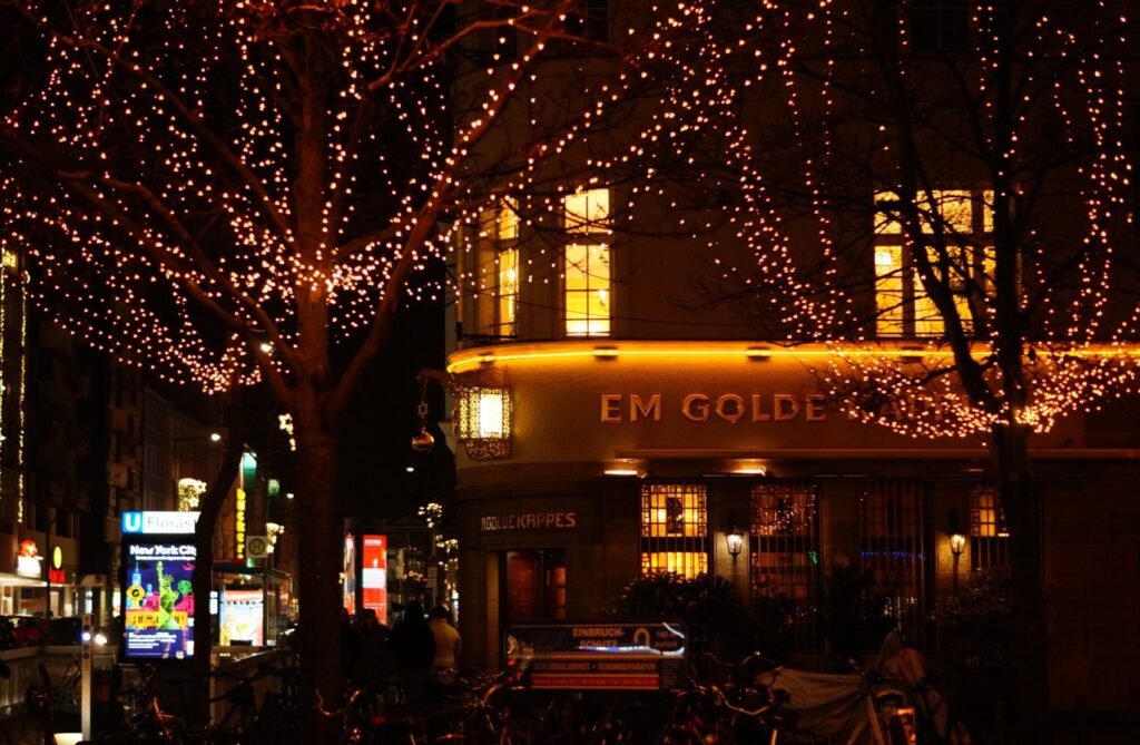 Die bekannteste weihnachtliche Veranstaltung in Nippes ist der Nikolausmarkt auf dem Schillplatz. Er findet in diesem Jahr zum 15. Mal statt.