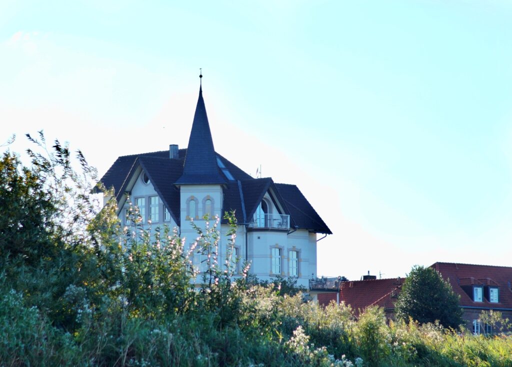 Merkenich-Langel ist das nördlichste der vier Dörfer, die 1963 diesem Stadtteil zugewiesen wurden, die anderen sind Rheinkassel, Kasselberg und Feldkassel.