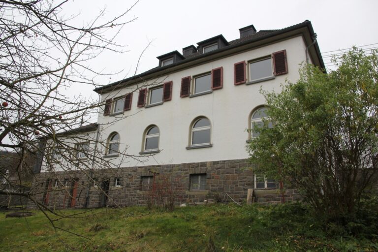 Dreifamilienhaus mit Garten in Bergneustadt -VERKSUFT