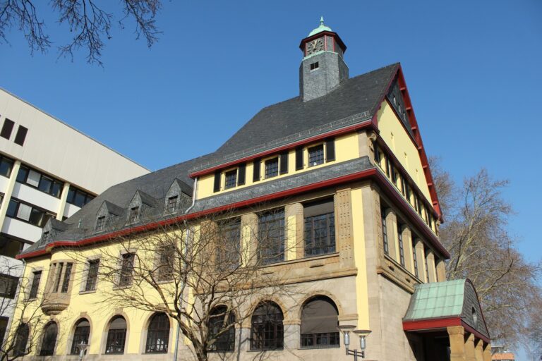 Sie suchen nach einem Immobilienmakler für Frechen, der Ihr Haus oder Wohnung sicher verkaufen kann?