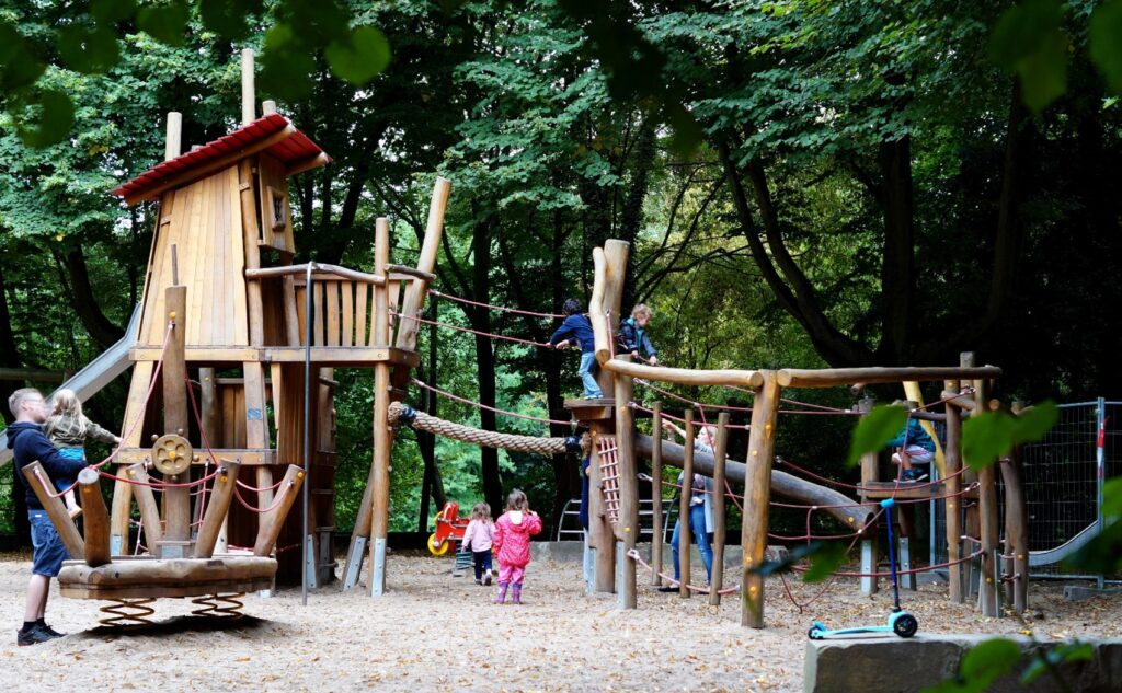 ie meisten der Ein- und Mehrfamilienhäuser stehen in relativ großen Gärten, so dass der Stadtteil recht grün ist.