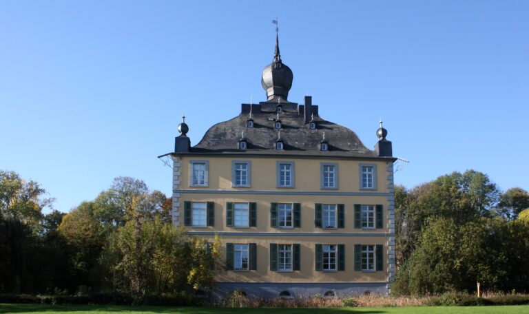 Sie suchen nach einem Immobilienmakler für Hürth, der Ihr Haus oder Wohnung sicher verkaufen kann?