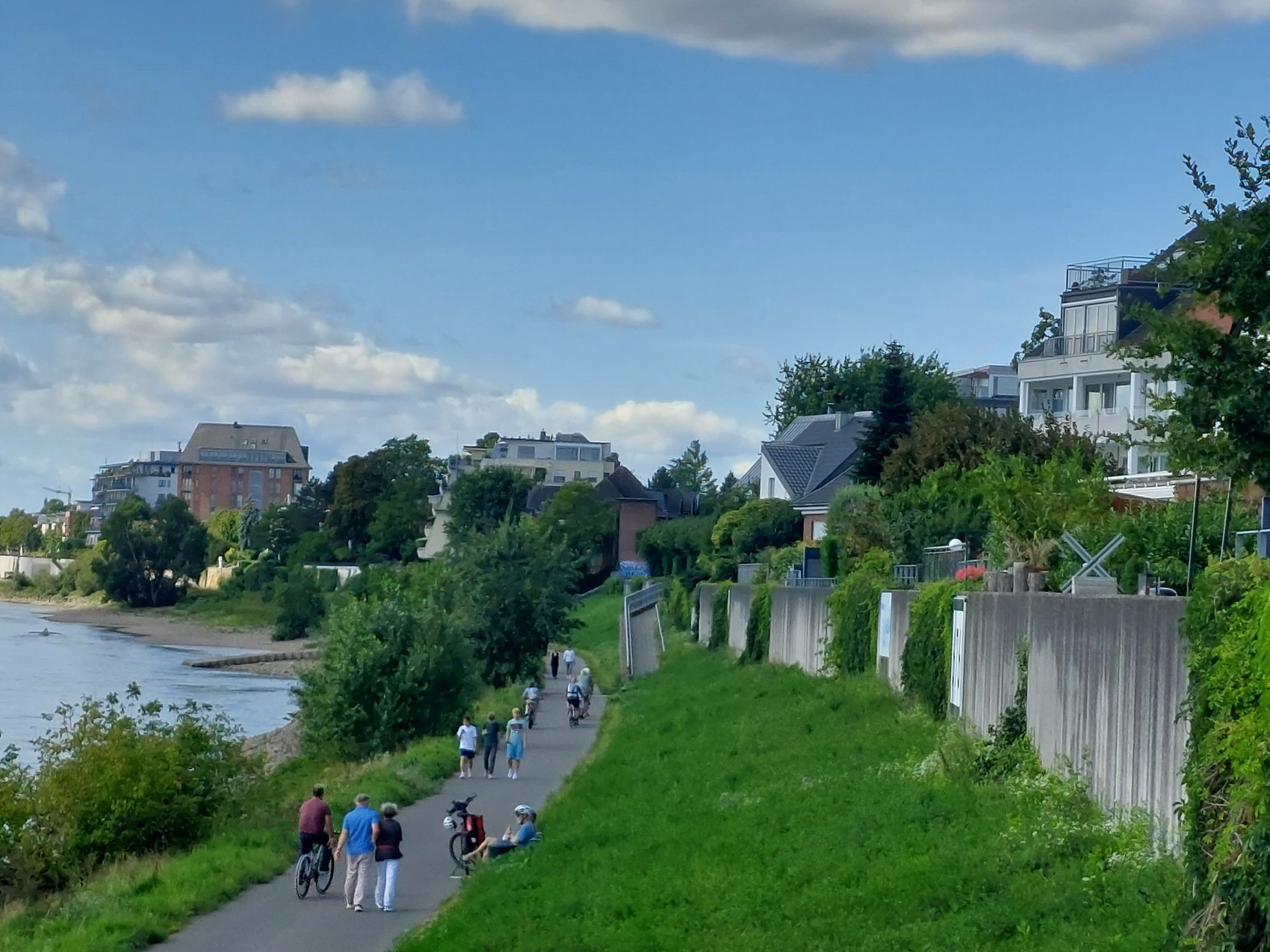 Sie suchen nach einem Immobilienmakler für Köln-Sürth der Ihr Haus oder Eigentumswohnung sicher und stressfrei verkaufen kann?
