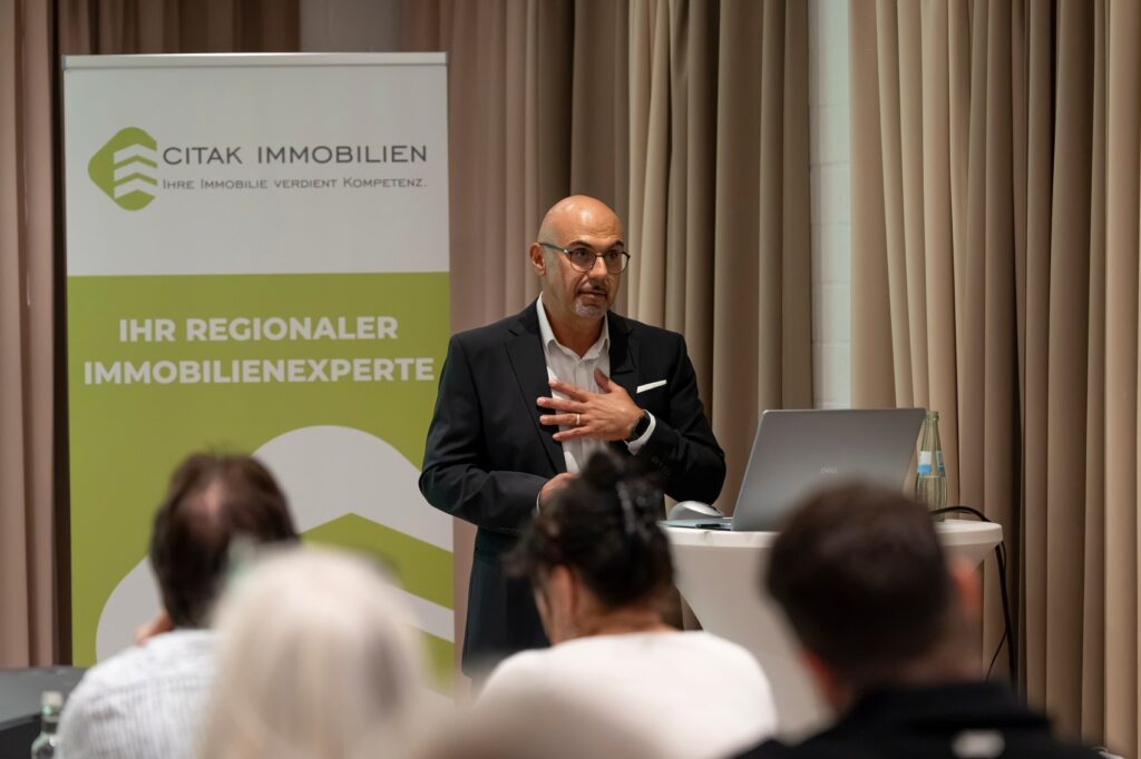Beim ersten Infoabend von Citak Immobilien in Köln informierten sich Eigentümer über Chancen und Risiken beim privaten Immobilienverkauf