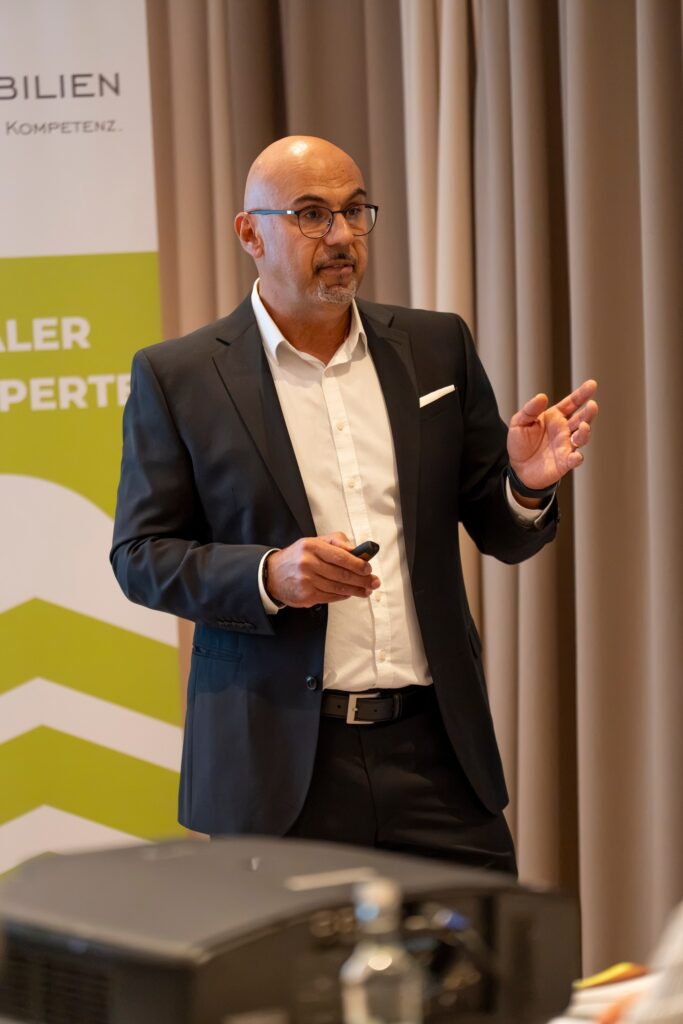 Beim ersten Infoabend von Citak Immobilien in Köln informierten sich Eigentümer über Chancen und Risiken beim privaten Immobilienverkauf