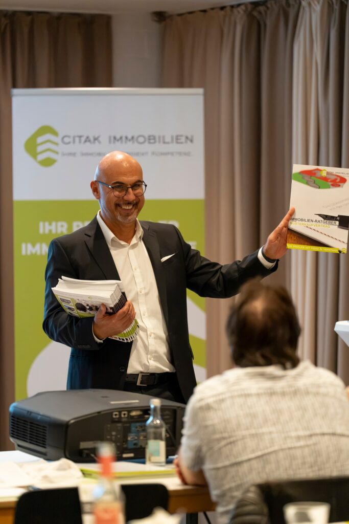 Beim ersten Infoabend von Citak Immobilien in Köln informierten sich Eigentümer über Chancen und Risiken beim privaten Immobilienverkauf