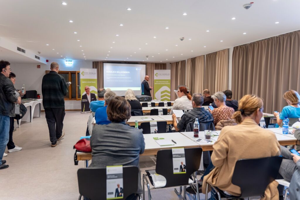 Beim ersten Infoabend von Citak Immobilien in Köln informierten sich Eigentümer über Chancen und Risiken beim privaten Immobilienverkauf