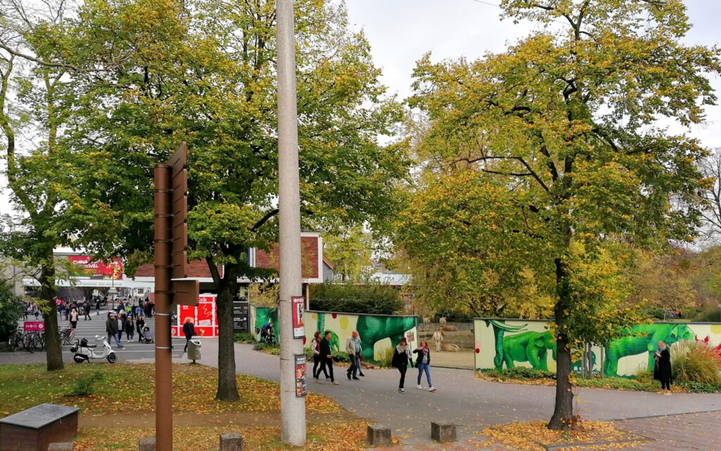 Neben den Außenanlagen und den Tierhäusern sind Gebäude entstanden, so dass der Zoo auch bei schlechtem Wetter einen Besuch wert ist.