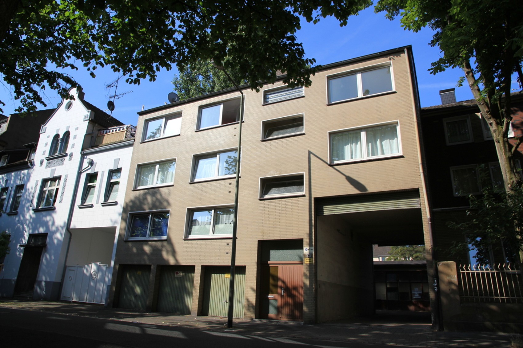 Mehrfamilienhaus mit großer Gewerbehalle in Duisburg
