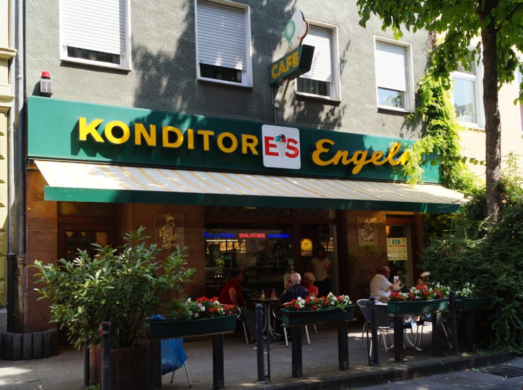 Der Sommer ist die Zeit zum Eis essen, bei sonnigem Wetter zum Abkühlen, bei Regenwetter, um trotzdem Sommergefühle aufkommen zu lassen.